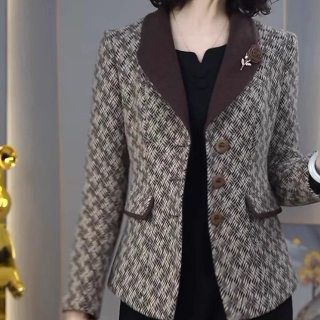 High-end royal velvet fashionable suit jacket 2025 autumn and winter new style temperament to reduce age and look slimmer and cover the middle-aged mother's clothing