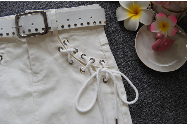 Denim short skirt for women in spring and autumn new fashionable high-waisted skirt with hips and small lace-up white short skirt for belt
