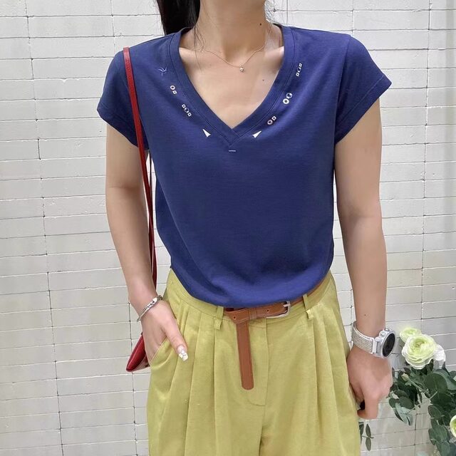 
JTENGC Jiteng 2025 summer new embroidery pattern design V-neck short-sleeved loose T-shirt women's top 960