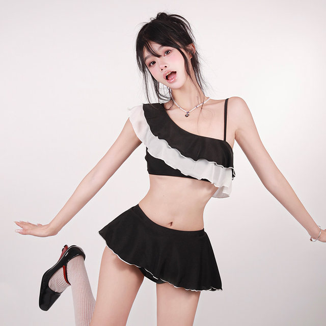 Hot girl's black and white contrasting one-shoulder ruffled skirt bikini, high-end pure lust style and beautiful resort swimsuit
