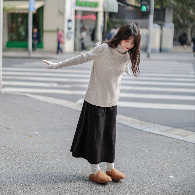 Yiye series design asymmetric pocket black slit knitted skirt for women in autumn and winter thickened Japanese retro skirt