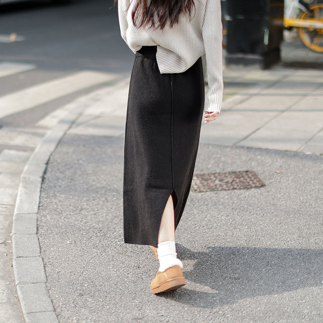 Yiye series design asymmetric pocket black slit knitted skirt for women in autumn and winter thickened Japanese retro skirt