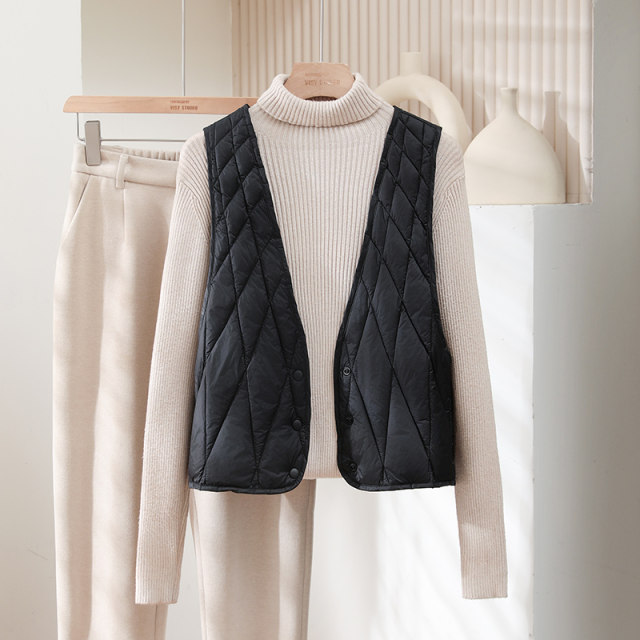 Off-season down vest for women 2024 winter new thin and warm fashionable close-fitting coat with V-neck vest