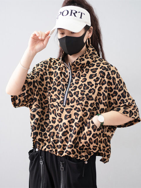 Spring and summer design shirt printed polo tide shirt coat half -sleeved stand -up collar loose ladies short zipper feel large size T
