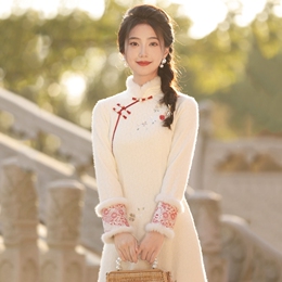 Young warm-up feather yarn A version of plush beige cheongsam 2023 winter new senior warm-up woman