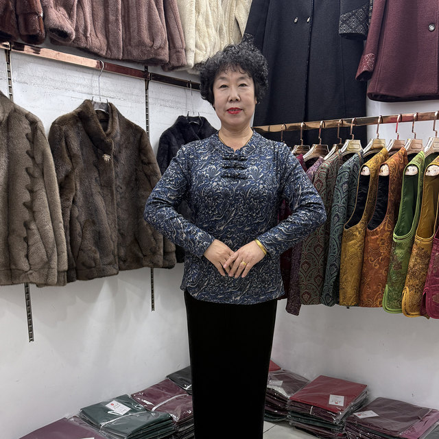 
Mom's new autumn and winter ethnic style disc buckle warm bottoming shirt 50-year-old pattern and color comfortable one-piece velvet versatile small shirt trend