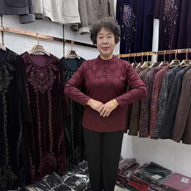 Young mothers are all-matched in autumn and winter warm plus velvet shirt for women solid color jacquard rose 40 years old 50 base shirt with coat