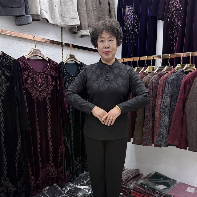 Young mothers are all-matched in autumn and winter warm plus velvet shirt for women solid color jacquard rose 40 years old 50 base shirt with coat