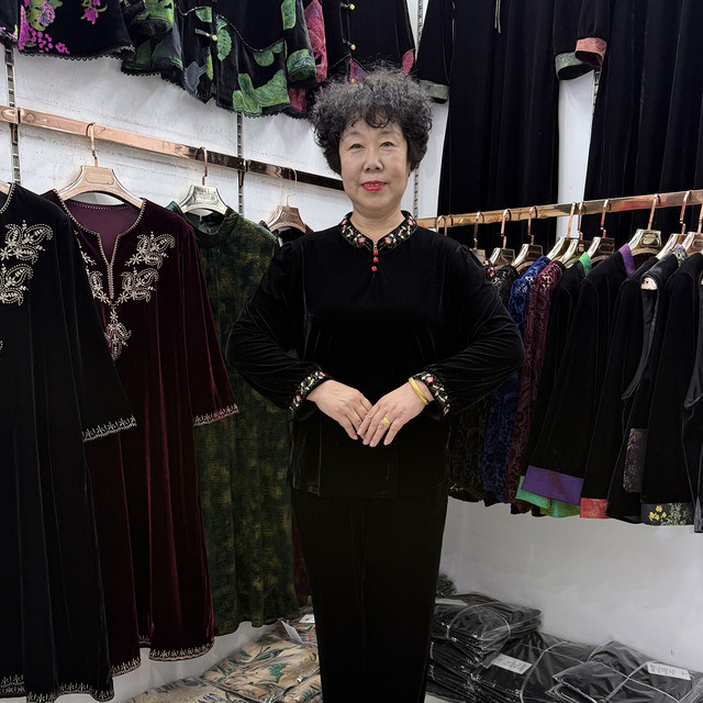 
Middle-aged mother autumn and winter Chinese style velvet embroidered long-sleeved base shirt 2025 stand collar fashionable grandma casual two-piece set