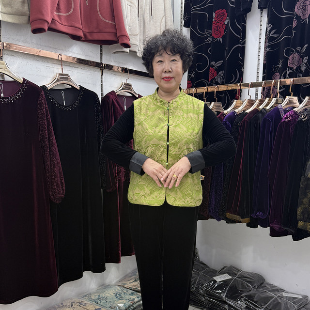 
Middle-aged and elderly autumn and winter new Chinese style embroidered vest vest jacket velvet mother fashion two-piece set