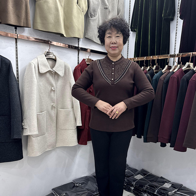 Mom's winter clothing with fungus collar and velvet to keep warm and stylish bottoming shirt for women 40-50 years old pullover long-sleeved T-shirt with coat