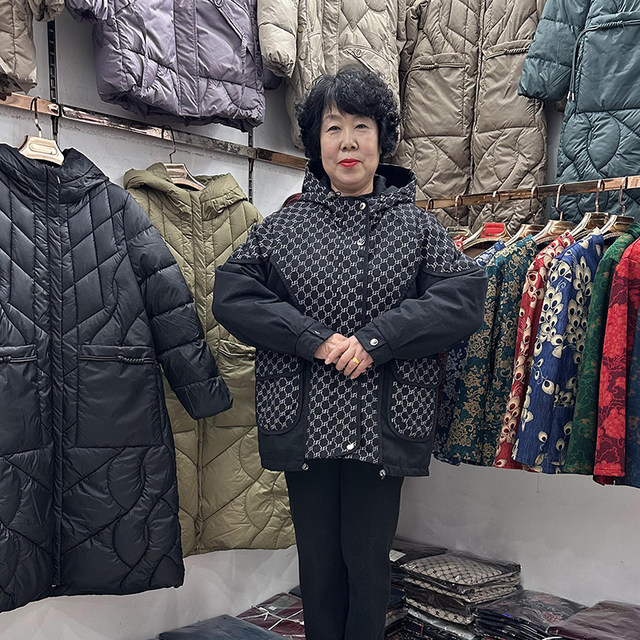 Middle -aged contrasting Pai overcomes large size plus velvet jacket women's winter hooded 40 years old 50 thickened warm mother cotton clothes
