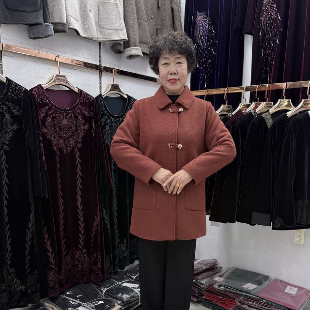 
Middle-aged and elderly mothers' winter coat with buckle lapel mink velvet coat for 50-year-old women thick casual warm coat mid-length
