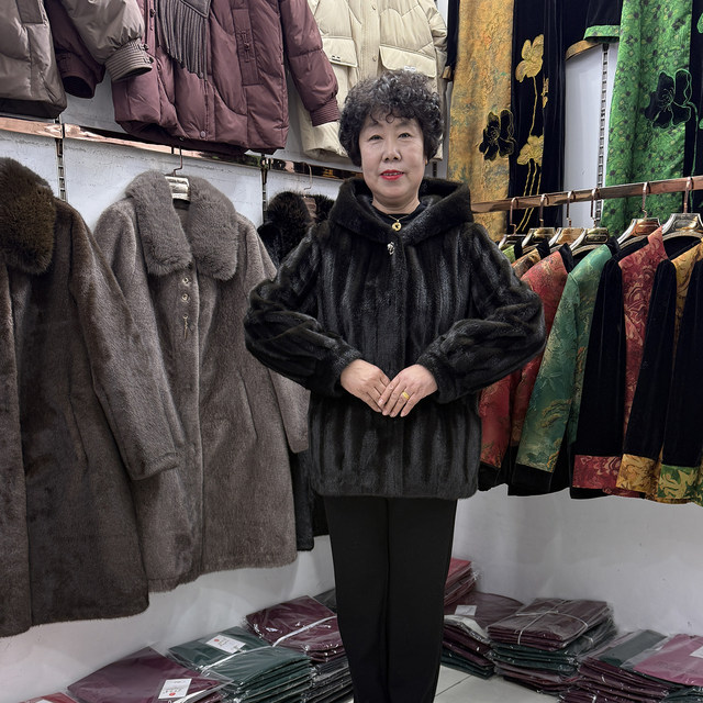 High-end middle-aged and elderly winter hooded fur all-in-one coat for small people 2025 striped mink velvet temperament mom fur