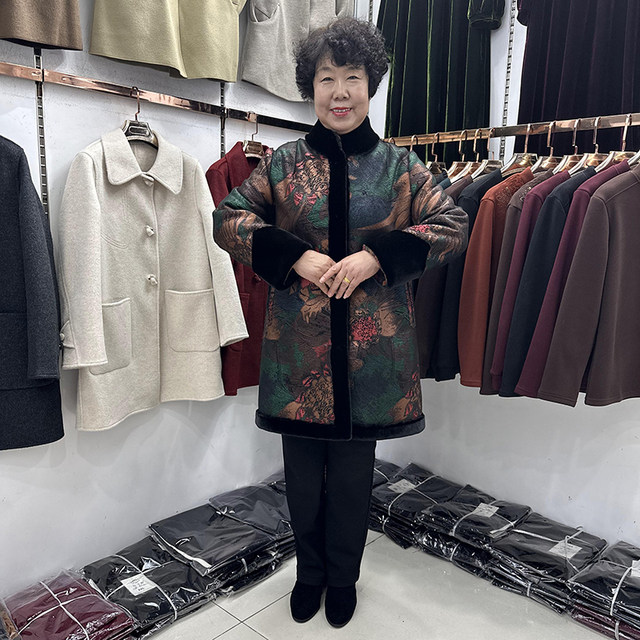 High-end mom 2024 winter thick reversible fur one-piece coat for women mink velvet warm grandma color matching coat