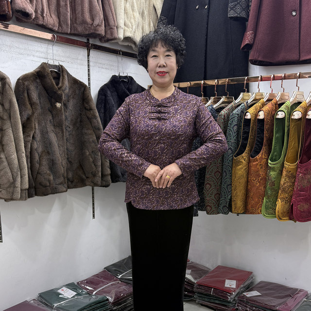 
Mom's new autumn and winter ethnic style disc buckle warm bottoming shirt 50-year-old pattern and color comfortable one-piece velvet versatile small shirt trend