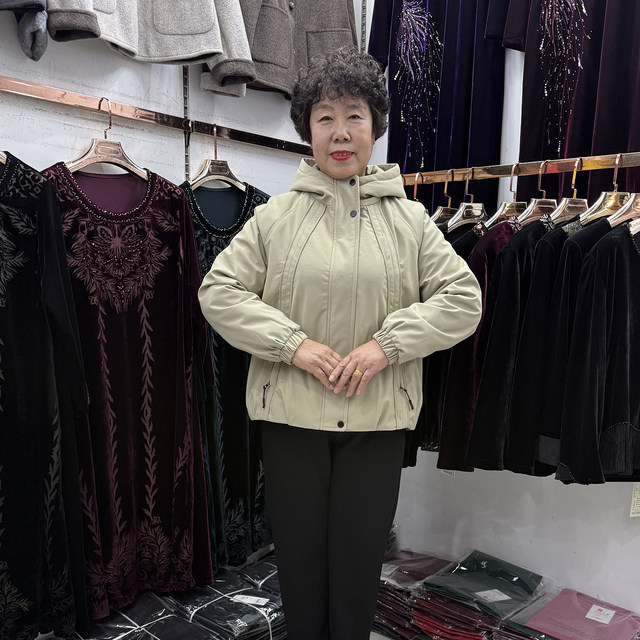 
Middle-aged and elderly women's casual hooded velvet windbreaker jacket for small mothers, warm, thick, jacket and cotton padded winter clothing