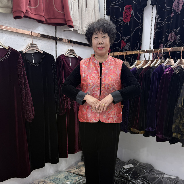 
Middle-aged and elderly autumn and winter new Chinese style embroidered vest vest jacket velvet mother fashion two-piece set