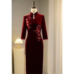 Happy mother-in-law wedding dress 2023 new moms wear middle-aged velvet red cheongsam senior autumn and winter