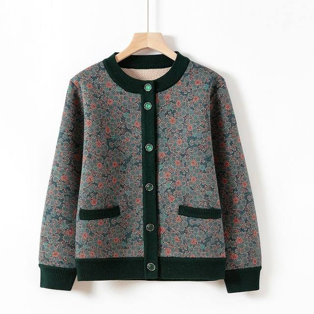 Middle -aged and elderly temperament Mom pretend to be a winter coat.
