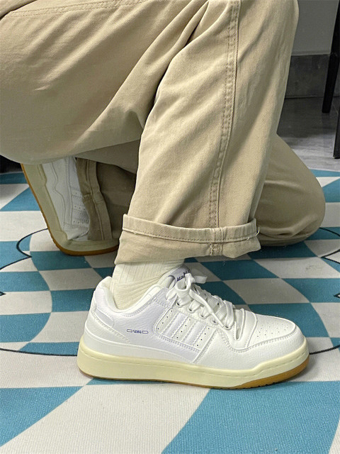 Hong Kong style casual sneakers for women ins super popular niche versatile white shoes 2025 autumn new couple sports shoes for men