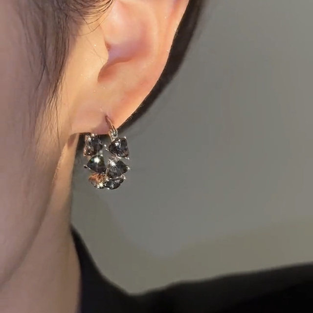 Korean temperament fashion niche black heart-shaped earrings peach heart earrings retro black diamond sweet love circle earrings