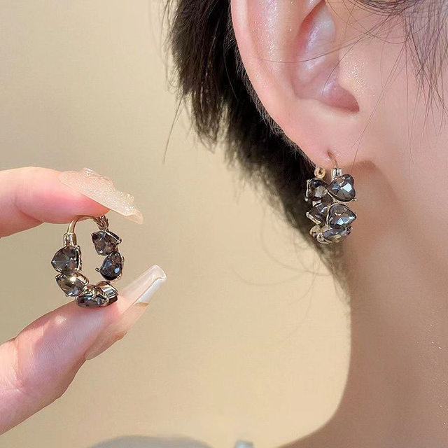 Korean temperament fashion niche black heart-shaped earrings peach heart earrings retro black diamond sweet love circle earrings