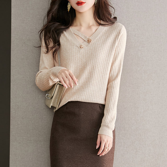 Large size fat MM loose slim base top 2024 autumn and winter new fashionable and stylish V-neck knitted sweater