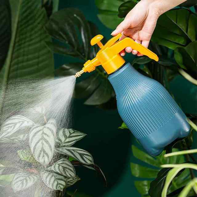 Nordic contrasting watering plastic watering can Home gardening air pressure watering sprayer Sprayer Flower watering watering can
