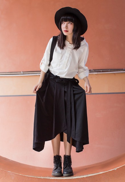 The Japanese literary autumn and winter slim pleated skirt with black lace-up style versatile mid-length A-length skirt