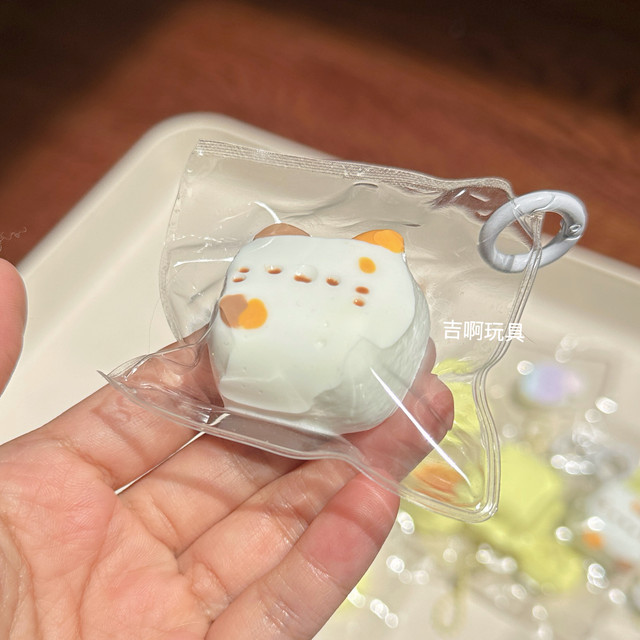 Three-cat cat milk bee pinched Le handmade silicone pinched and bursting feel cute unzipped toy pendant package hanging gift
