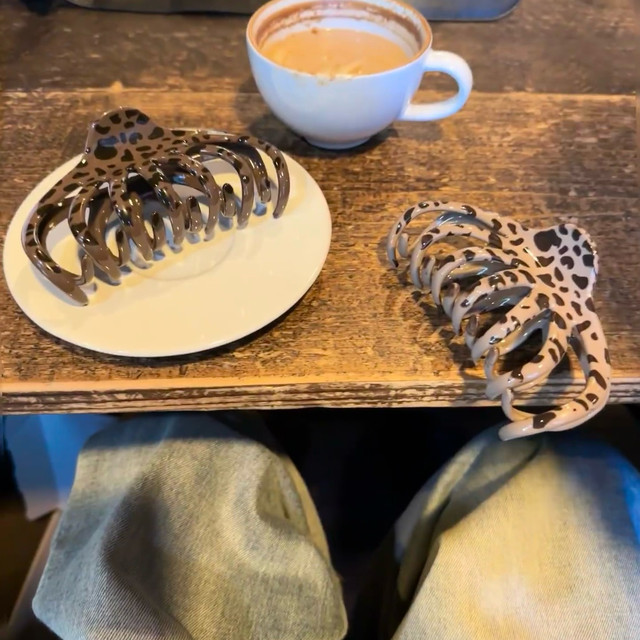 
Korea's new autumn and winter style leopard print clip, high-end large-scale hairpin shark clip design hair accessory for the back of the head