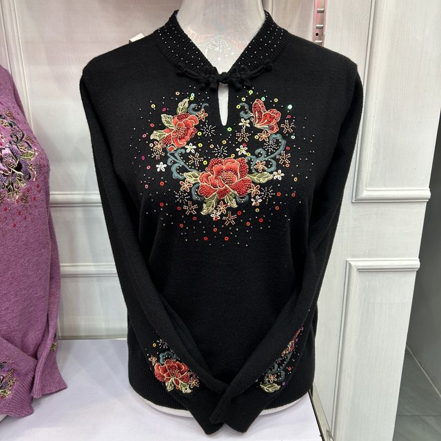 Red cheongsam collar embroidered knitted bottoming shirt mother's wear long-sleeved winter sweater middle-aged and elderly style thickened top