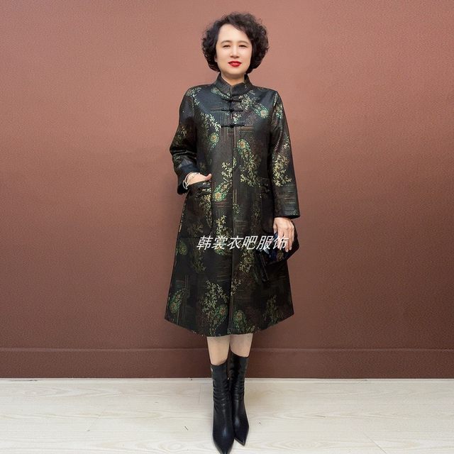 Autumn new windbreaker for middle-aged and elderly mothers, retro buckle design, large size, mid-length, Roman cotton jacket with pockets