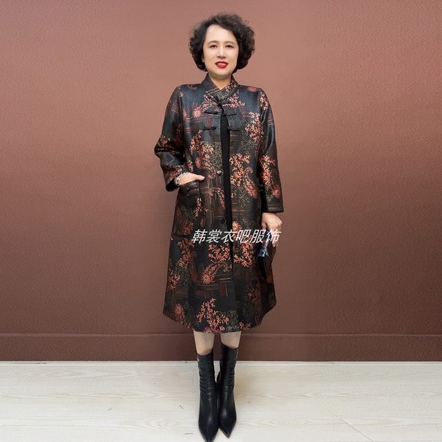 Autumn new windbreaker for middle-aged and elderly mothers, retro buckle design, large size, mid-length, Roman cotton jacket with pockets