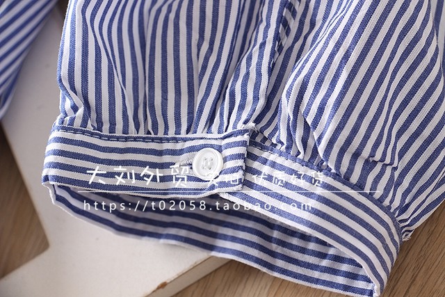 2025 autumn new style round neck spliced ​​pleated small shirt, blue and white striped quarter sleeve cotton, women's loose shirt