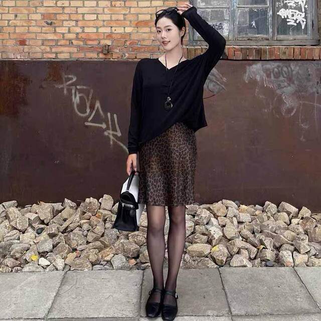 Light luxury high-end leopard print imported triacetic acid miniskirt 2025 three-season wear new fashionable sexy straight skirt