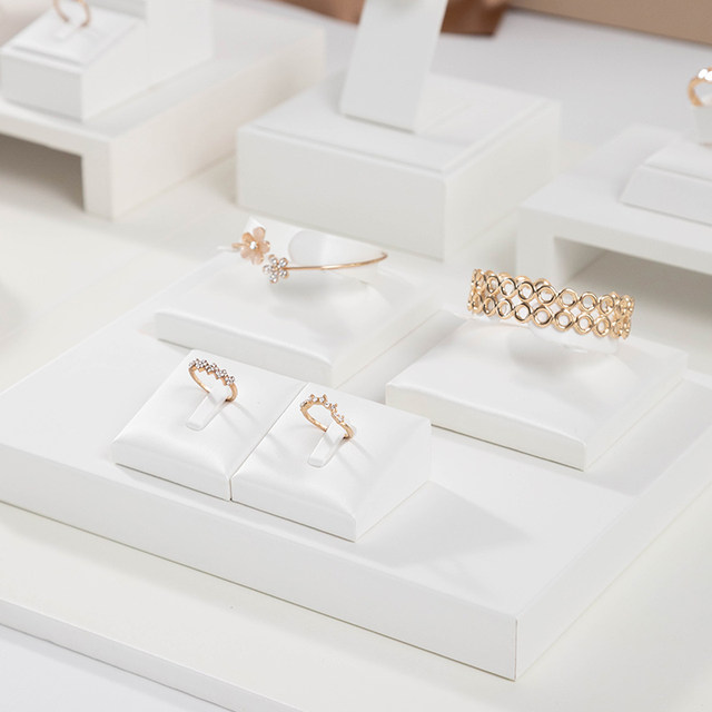 Bracelet rack white pendant bracelet ring necklace head jewelry display shelf counter pearl gold jewelry display props
