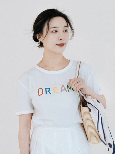 apipedream simple casual top colorful letter printed white short-sleeved T-shirt for women.