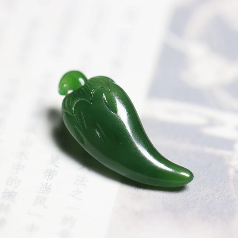 天然和田玉碧玉辣椒吊坠挂件苏工雕刻老坑菠菜绿细度脂粉好无黑杂