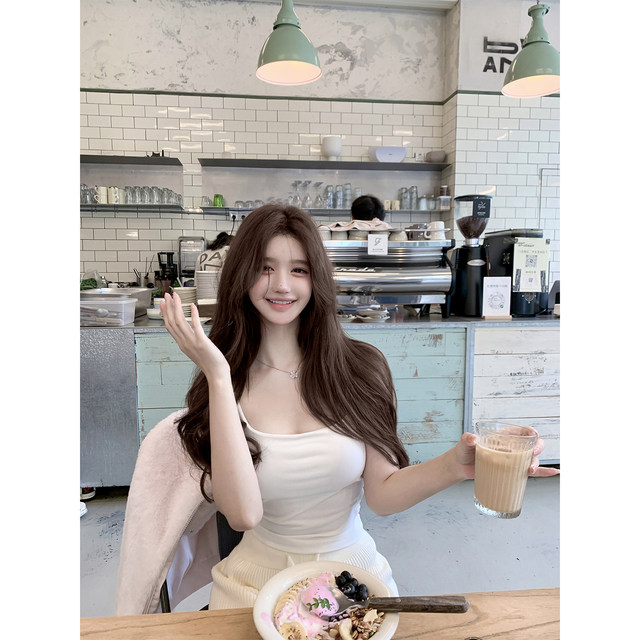 Ruoyu custom-made inner wear is just what you need. It comes with a large U knitted suspender top with a cup and a pure lusty bottoming vest.