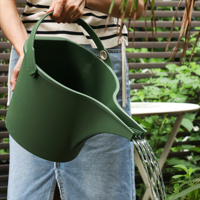 Old flower farmer gardening bucket thickened resin plastic flower watering bucket 8L household portable watering kettle sprinkler kettle tip bucket