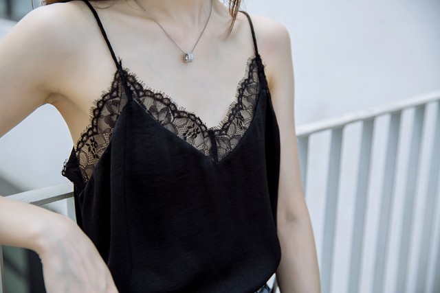 French elegant high-end outdoor wear beautiful back lace suspender sleeveless inner wear loose suit shirt bottom vest shirt