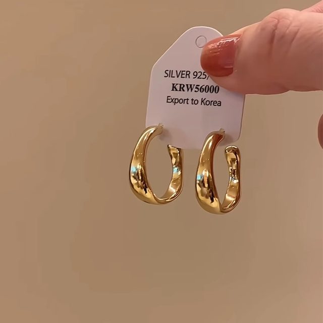 
Golden glossy irregular C-type earrings 2025 new hot style light luxury high-end autumn and winter niche temperament earrings