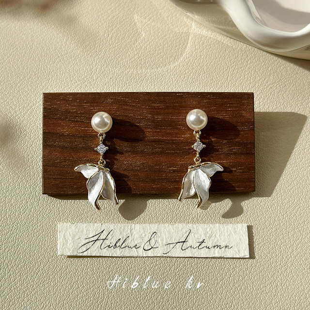 Unique pearl fish tail tassel earrings for women's autumn and winter 2025 new hot style light luxury high-end earrings ear clips