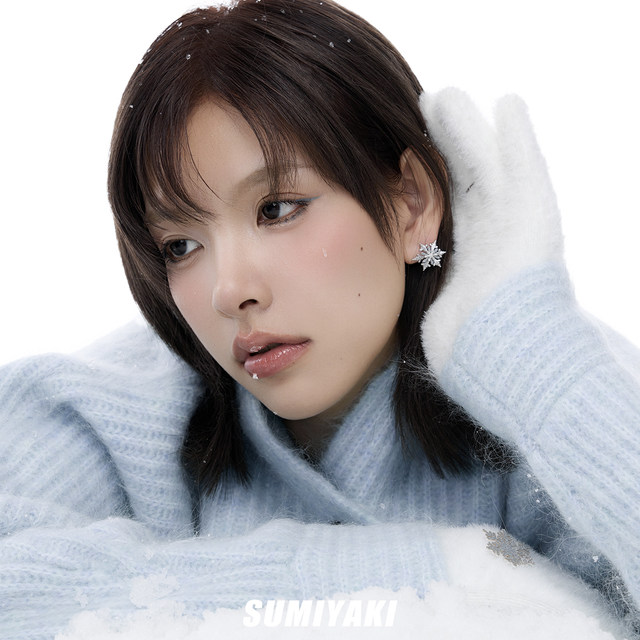 SUMIYAKI Snowflake Small Earrings Cooling Spring and Summer Blue High-end New Year Snowflake Earrings Ear clips for women