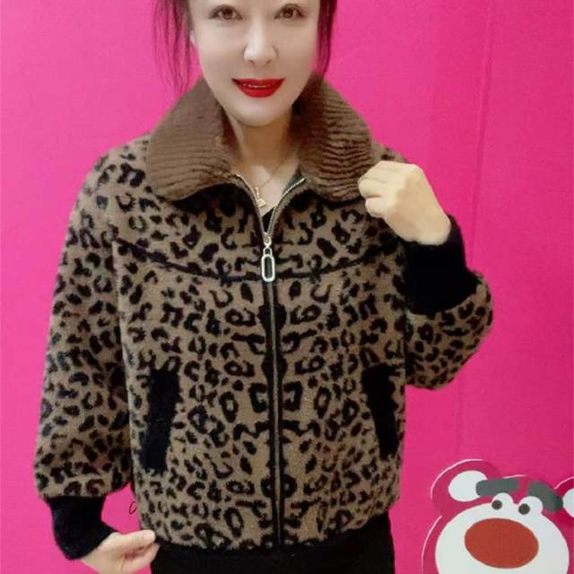 
Young mother's new autumn and winter mink velvet leopard print coat 40 and 50 year old middle-aged women's fashionable knitted cardigan