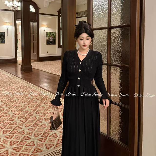 Tatou.Studio slightly fat and slim knitted black waist-hugging top skirt suit