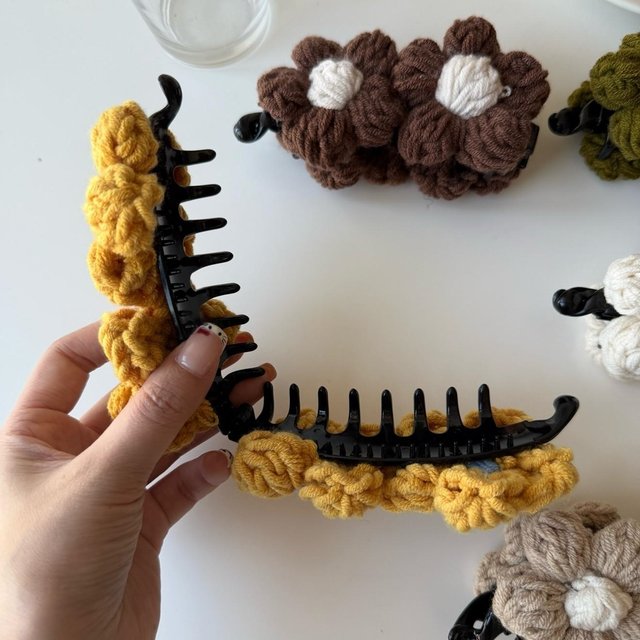 Autumn and winter knitted wool flower ponytail banana clip vertical clip hair accessory 2025 new style plush hair clip on the back of the head for women