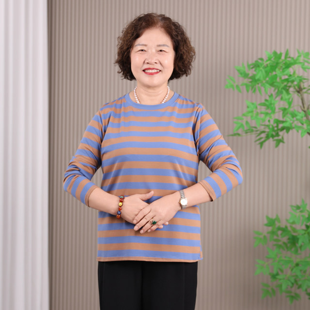 Middle-aged and elderly women's loose large size pure cotton long-sleeved T-shirt spring and autumn striped bottoming shirt can be worn outside autumn clothes